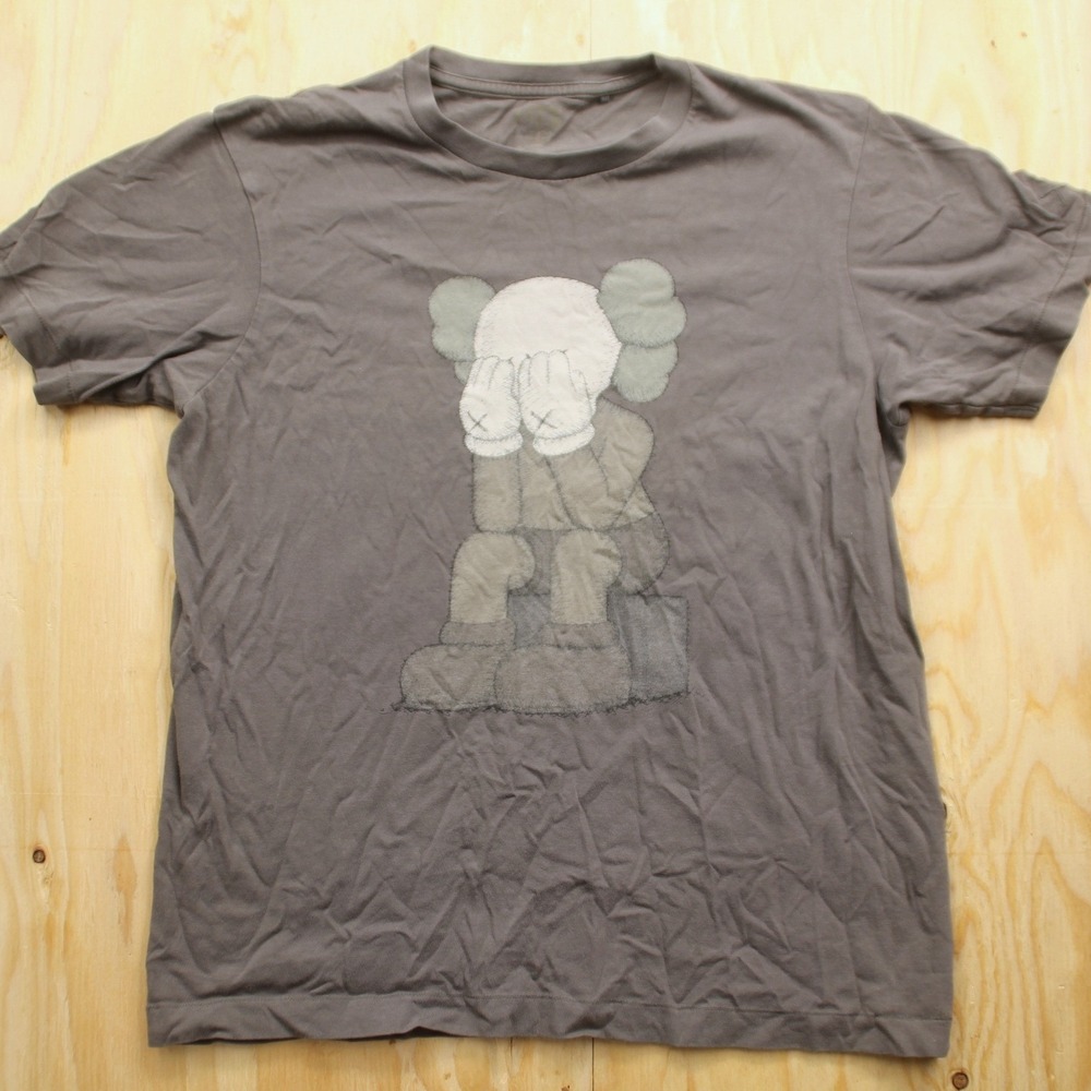 Uniqlo UT KAWS Companion Graphic T-Shirt Grey Mens Small Streetwear Art Tee